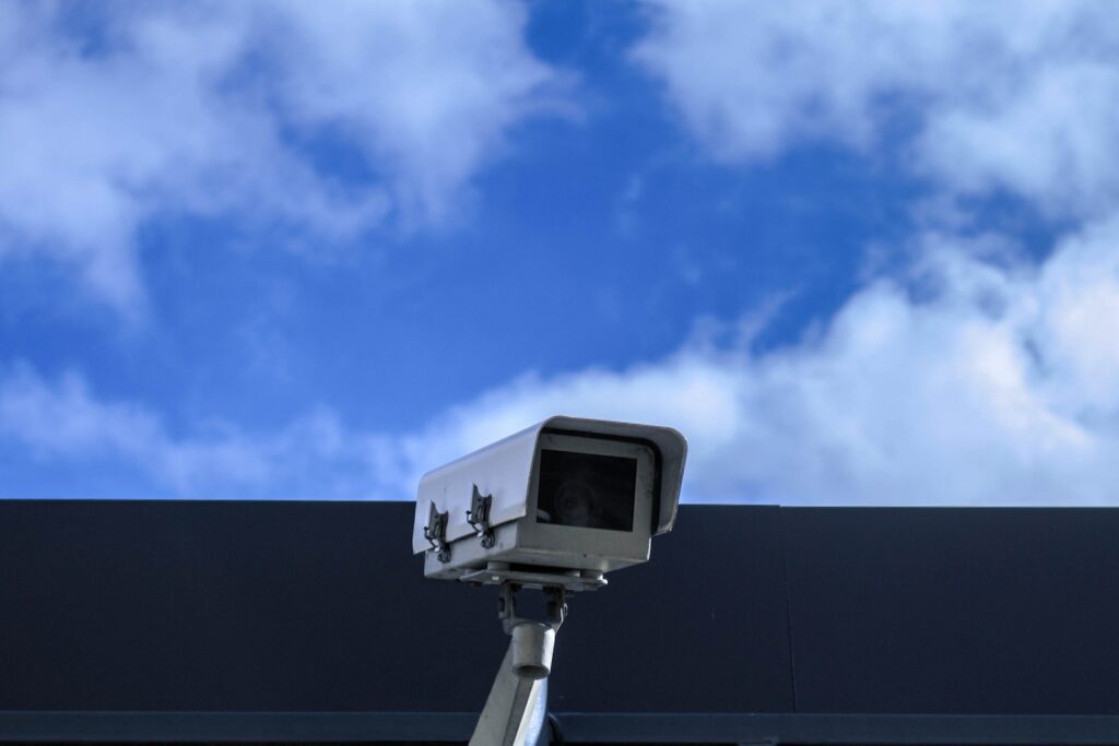 Photo d'une caméra de surveillance, le type de matériel qu'installe Videoconsult, référent national français en vidéosurveillance copropriété