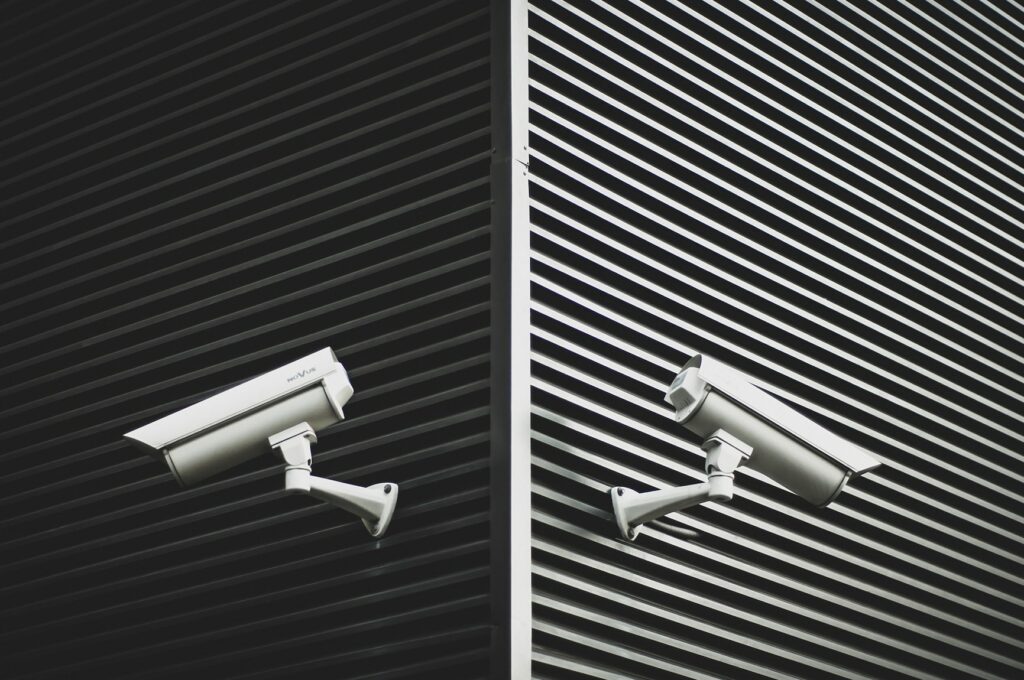 Caméras de surveillance de locaux professionnels, système comparable installé par Videoconsult, expert vidéosurveillance copropriété