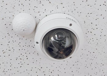 vidéosurveillance copropriété - Videoconsult. Image représentant une caméra de surveillance de couleur blanche accroché au plafond. @pexels-david-yu-7508684