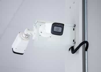 vidéosurveillance copropriété - Videoconsult. Image représentant une caméra de surveillance de couleur blanche accroché au mur. @pexels-mateusz-feliksik-13422379
